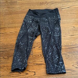 lululemon athletica Black Capri Leggings with Gray Geometric Print